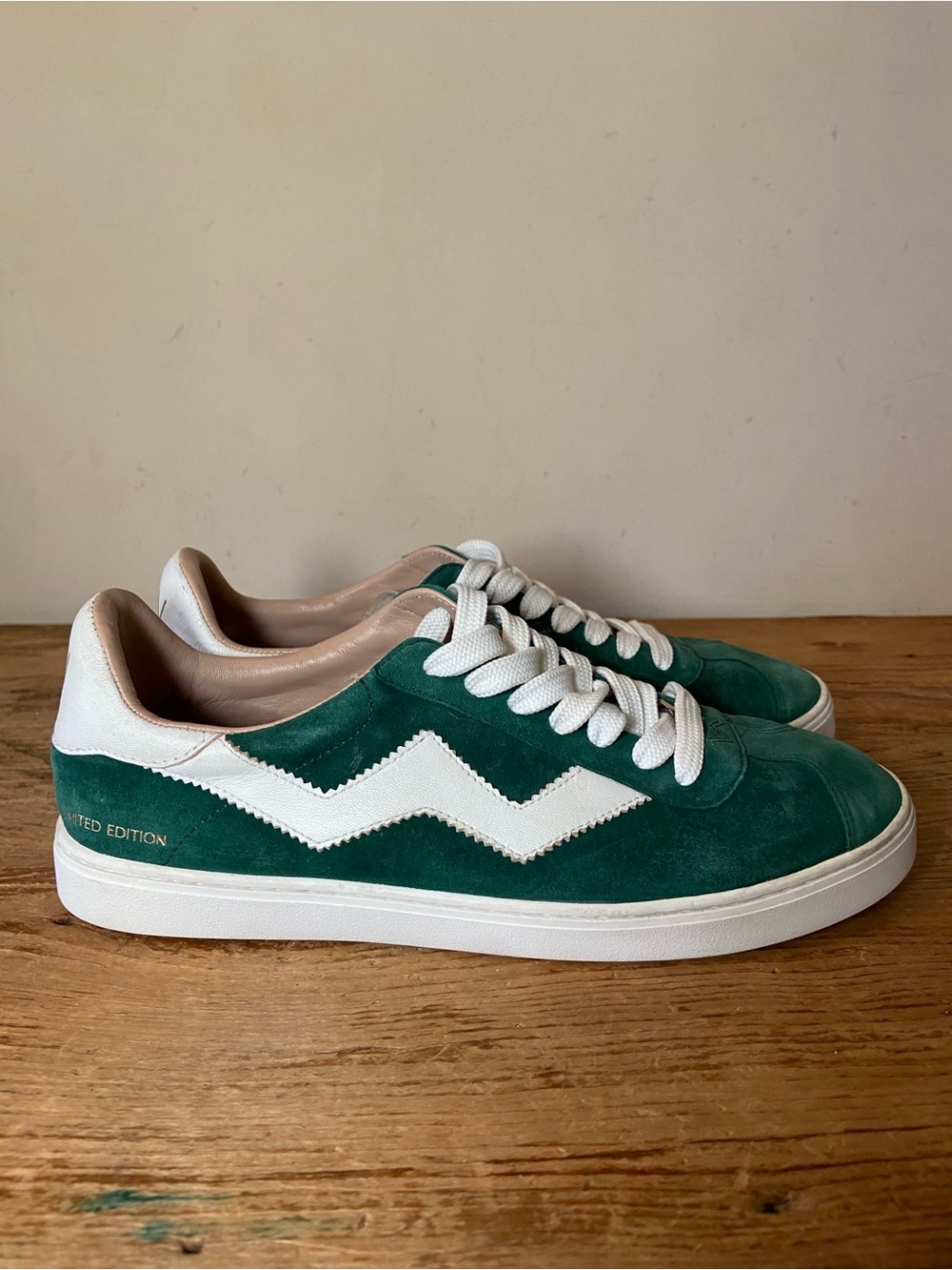 Beautiful Stuart Weitzman Special Edition Daryl Green Suede Sneakers size 7